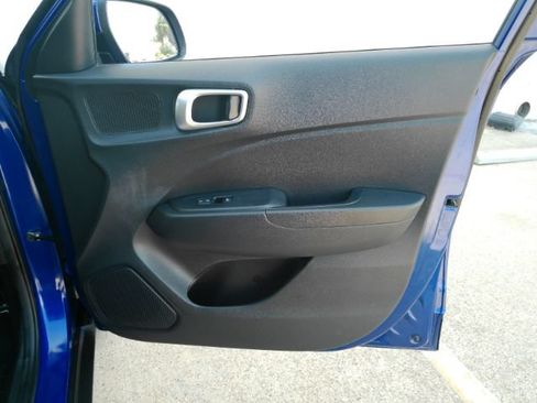 Used 2023 Hyundai Venue SE FWD image 18