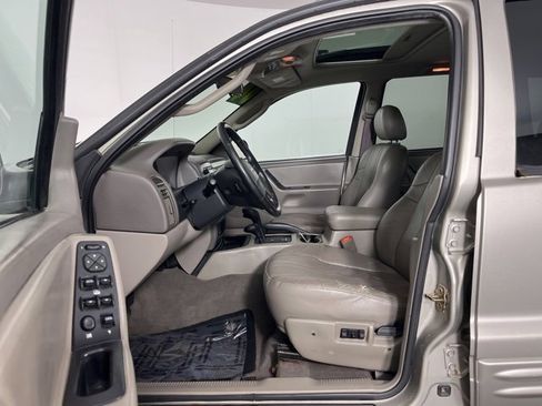 Used 2004 Jeep Grand Cherokee Laredo w/ Tan Your Hide Group image 3
