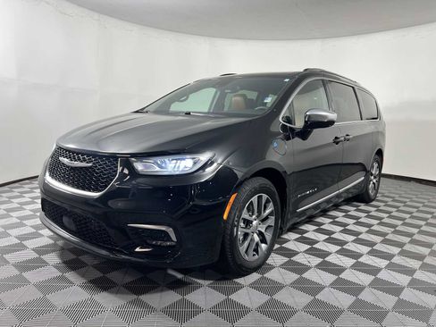 Used 2025 Chrysler Pacifica Pinnacle FWD image 3
