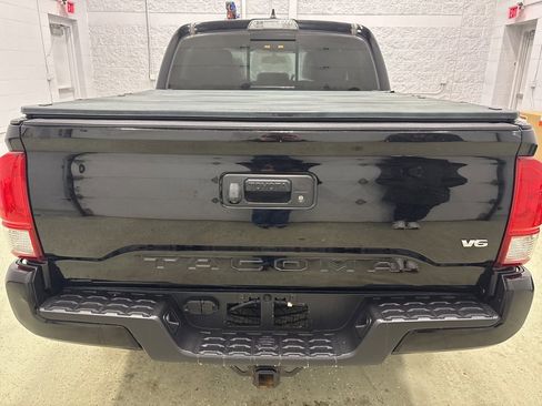 Used 2017 Toyota Tacoma TRD Sport w/ Tow Package image 4