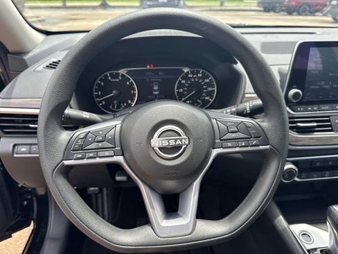 Used 2025 Nissan Altima 2.5 SV FWD image 28