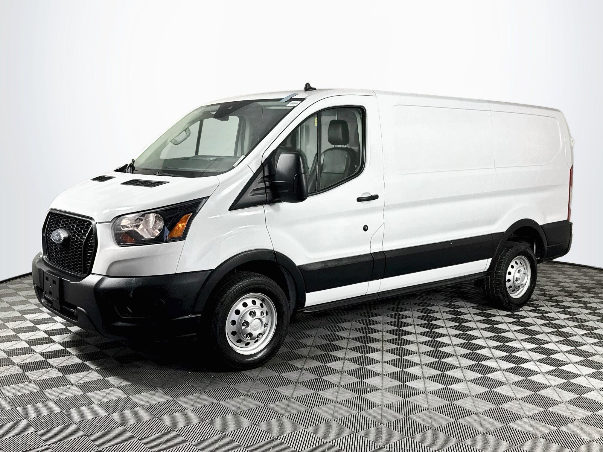 Used 2023 Ford Transit 250 Low Roof RWD image 4