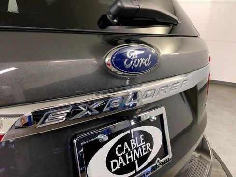 Used 2018 Ford Explorer XLT AWD/4WD image 8