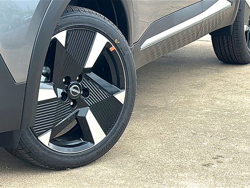 New 2026 Nissan Kicks SR w/ SR Premium Package FWD image 3