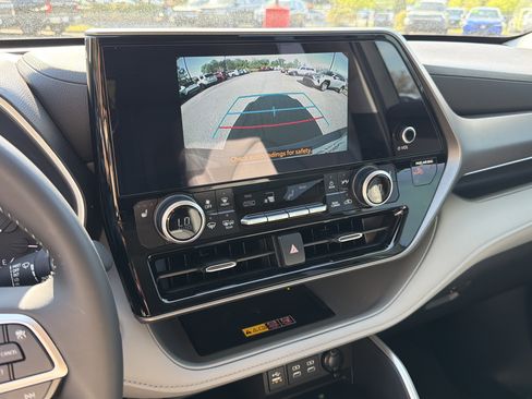 Certified 2026 Toyota Highlander XLE image 7