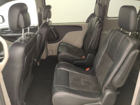 Used 2020 Dodge Grand Caravan SXT FWD image 18