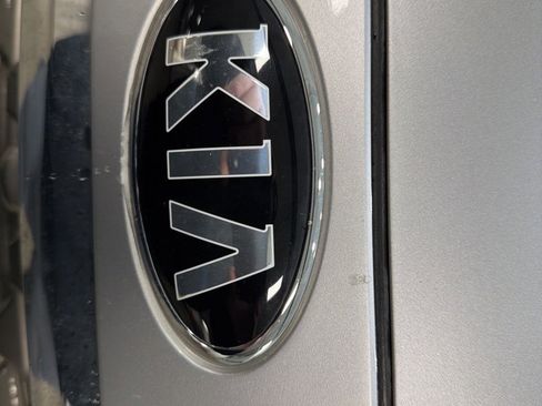 Used 2019 Kia Sedona SX image 24