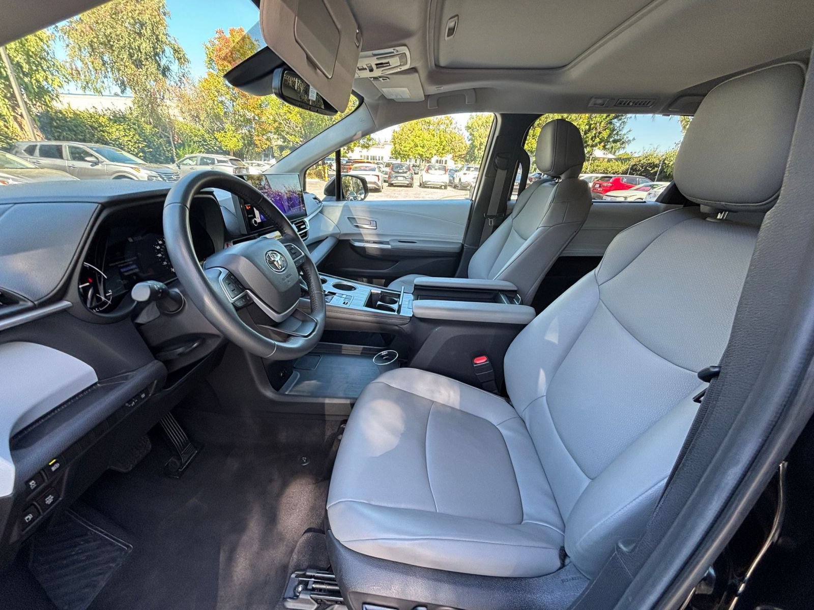 Used 2025 Toyota Sienna XLE FWD image 27