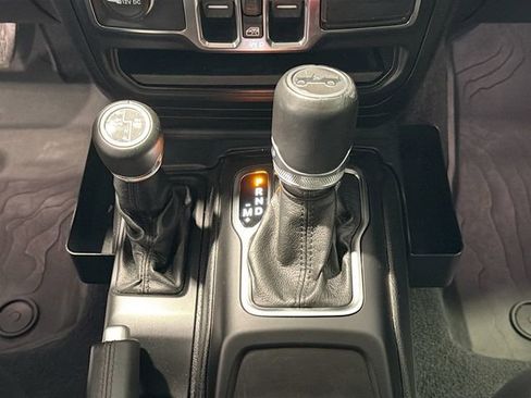 Used 2019 Jeep Wrangler Unlimited Sahara AWD/4WD image 16