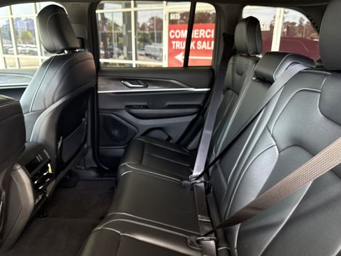 Used 2025 Jeep Grand Cherokee Limited AWD/4WD image 29