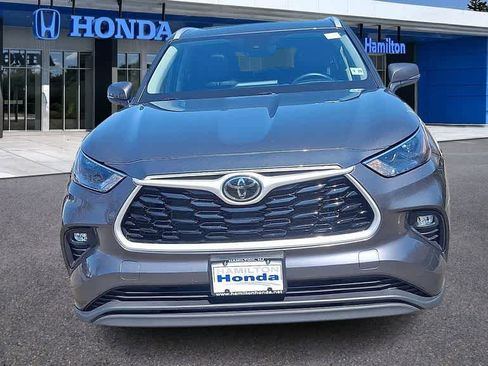 Used 2024 Toyota Highlander XLE AWD/4WD image 3