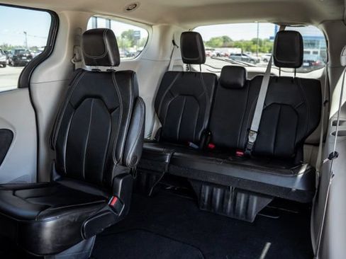 Used 2023 Chrysler Pacifica Touring-L FWD image 28