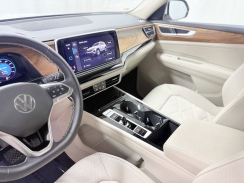 Used 2025 Volkswagen Atlas SE w/ Black Wheel Package image 21