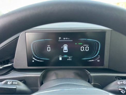 Certified 2025 Kia Niro LX image 10