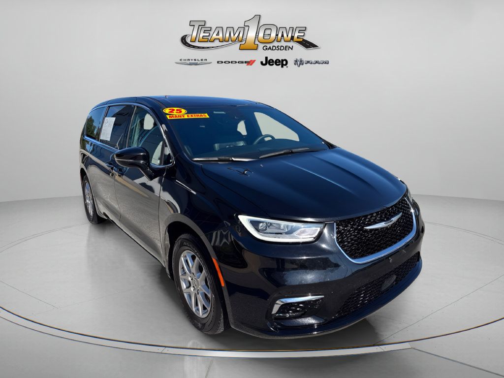 Used 2025 Chrysler Pacifica Select FWD image 1