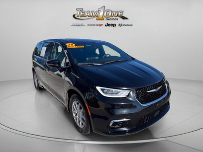 Used 2025 Chrysler Pacifica Select