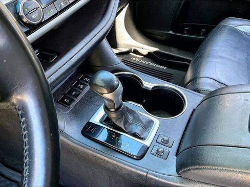 Used 2017 Toyota Highlander XLE image 15