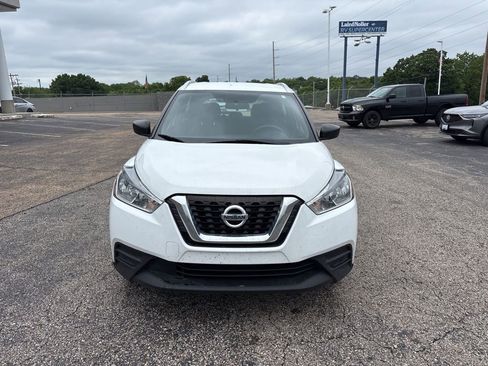 Used 2018 Nissan Kicks S FWD image 2