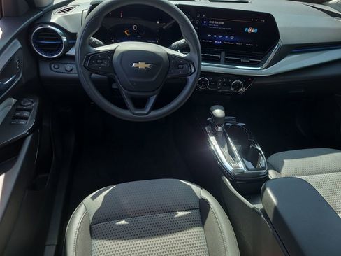 Used 2025 Chevrolet Trax LT FWD image 12