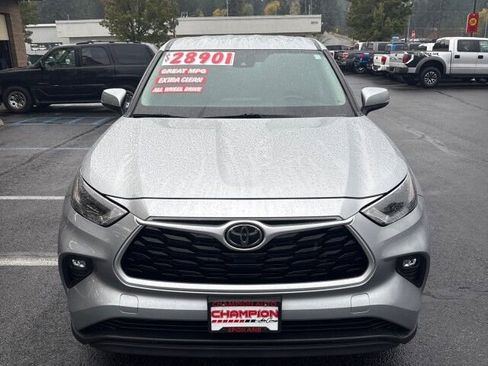 Used 2022 Toyota Highlander LE image 3