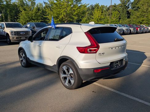 Used 2023 Volvo XC40 B4 Ultimate FWD image 6