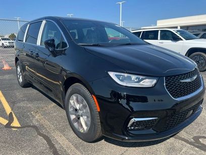 New 2026 Chrysler Pacifica Select