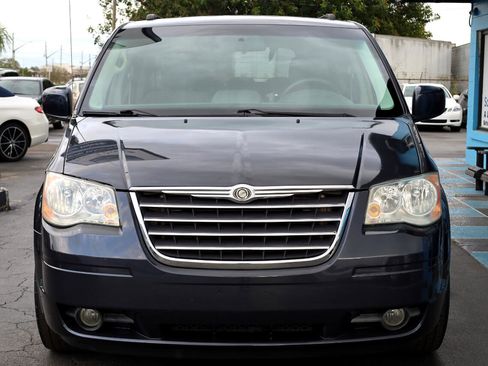 Used 2008 Chrysler Town & Country Touring image 2