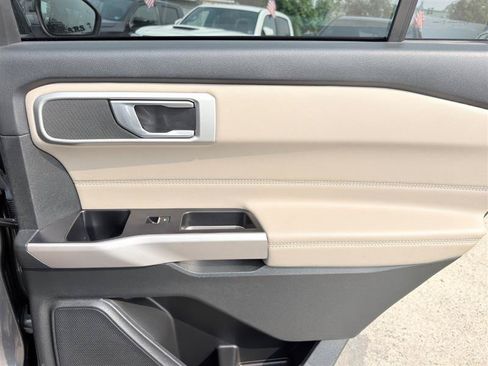 Used 2023 Ford Explorer XLT AWD/4WD image 25