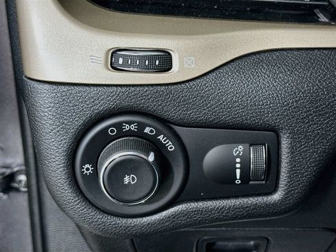 Used 2018 Jeep Cherokee Latitude w/ Altitude Package FWD image 10