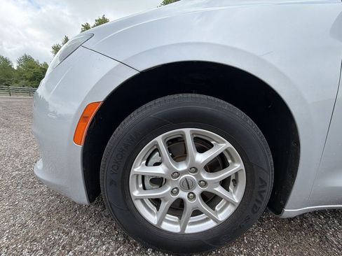 Used 2022 Chrysler Voyager LX FWD image 10