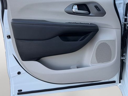 Used 2023 Chrysler Pacifica Touring-L FWD image 13