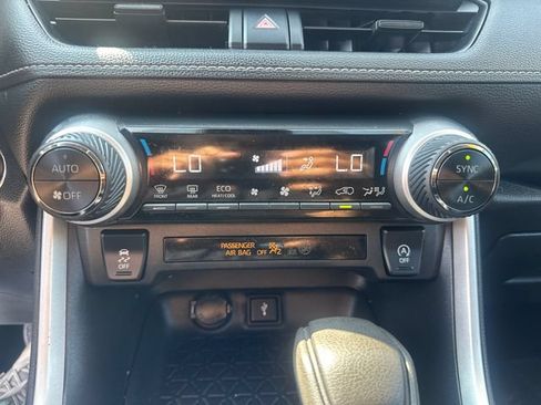 Used 2022 Toyota RAV4 XLE AWD/4WD image 37