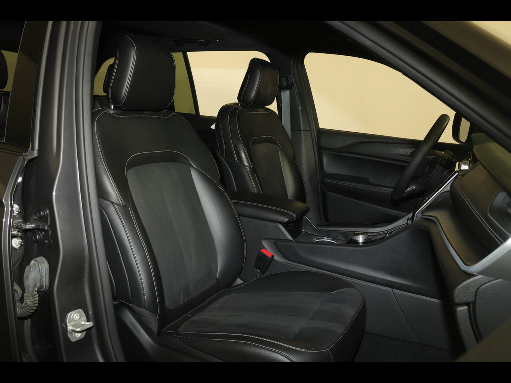 Certified 2024 Jeep Grand Cherokee Altitude AWD/4WD image 29