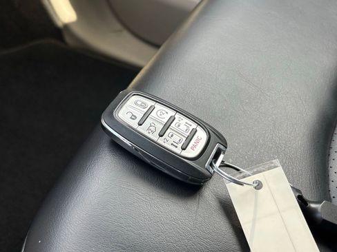 Used 2023 Chrysler Pacifica Touring-L FWD image 27