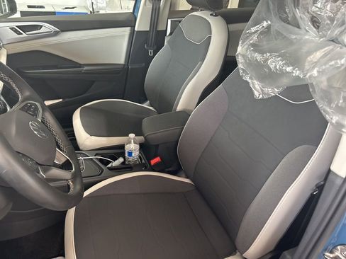 Used 2025 Volkswagen Taos SE image 4