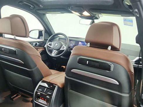 Used 2025 BMW X7 M60i image 28