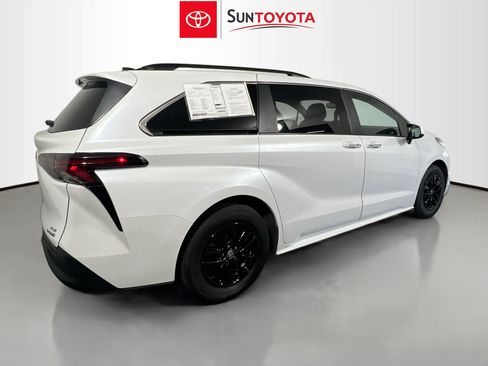 Used 2024 Toyota Sienna XLE FWD image 4