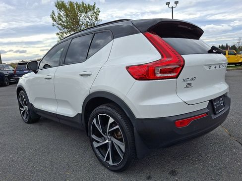 Used 2022 Volvo XC40 T5 R-Design w/ Advanced Package image 4