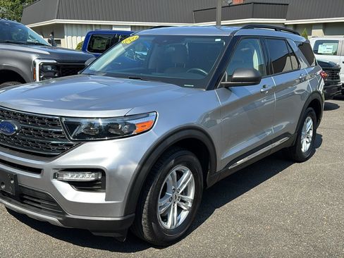Used 2023 Ford Explorer XLT w/ Equipment Group 202A AWD/4WD image 3