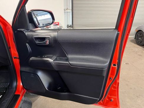 Used 2018 Toyota Tacoma TRD Sport w/ Technology Package image 12