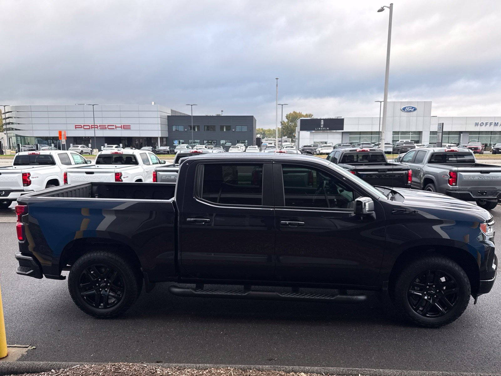Used 2023 Chevrolet Silverado 1500 RST w/ Convenience Package II AWD/4WD image 4