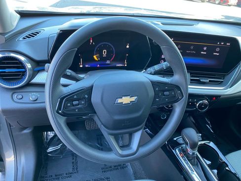 Used 2025 Chevrolet Trax LT image 27