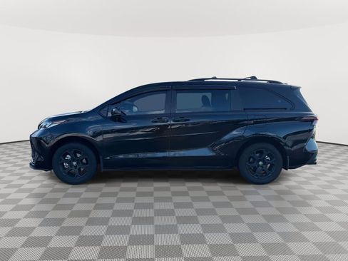 Used 2025 Toyota Sienna XLE Woodland Edition image 4