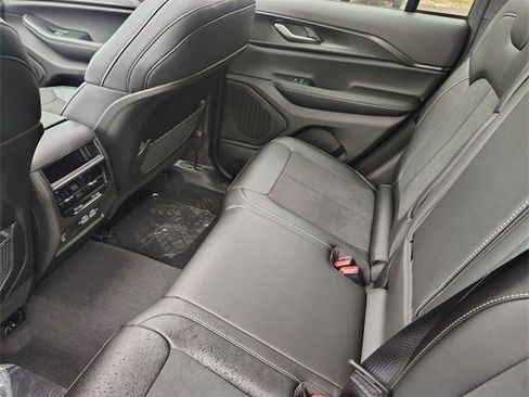 New 2025 Jeep Grand Cherokee Altitude image 33