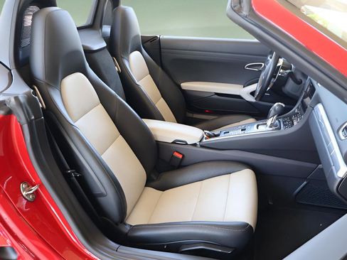 Used 2021 Porsche 718 Boxster RWD image 16
