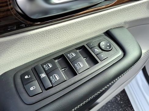 Used 2023 Chrysler Pacifica Limited FWD image 7