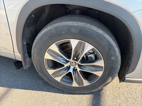 Certified 2024 Toyota Highlander XLE image 2