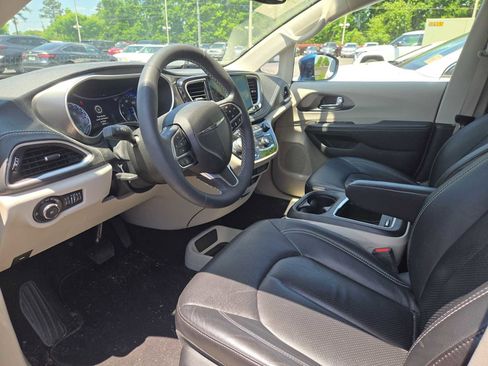 Used 2022 Chrysler Pacifica Touring-L FWD image 4