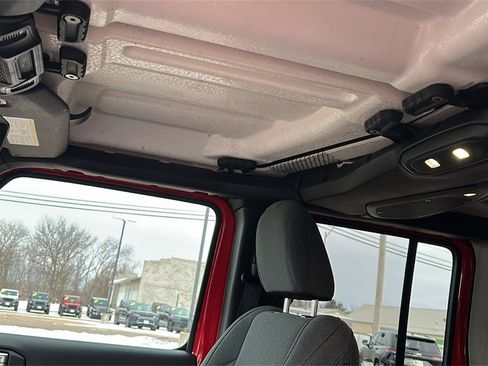 Used 2025 Jeep Wrangler Unlimited Sahara image 16