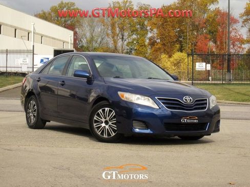 Used 2011 Toyota Camry LE image 1